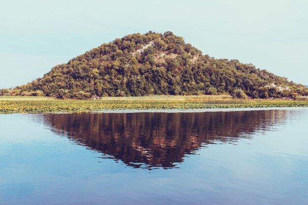 Lake Skadar National Park in Montenegro. Uitzicht op bergen