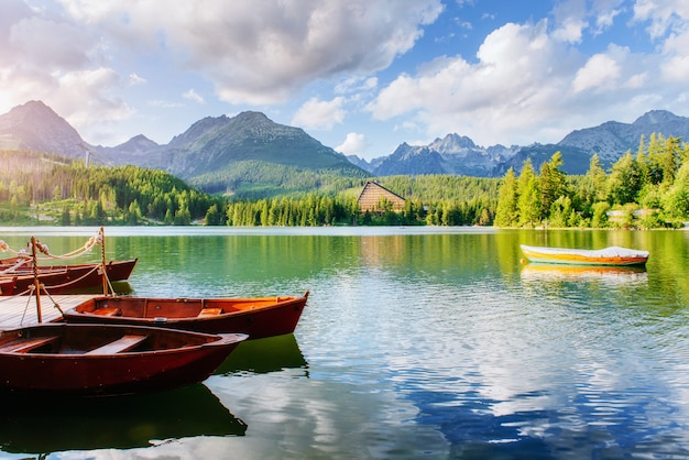 높은 Tatras 산, 슬로바키아에서 호수 Strbske pleso