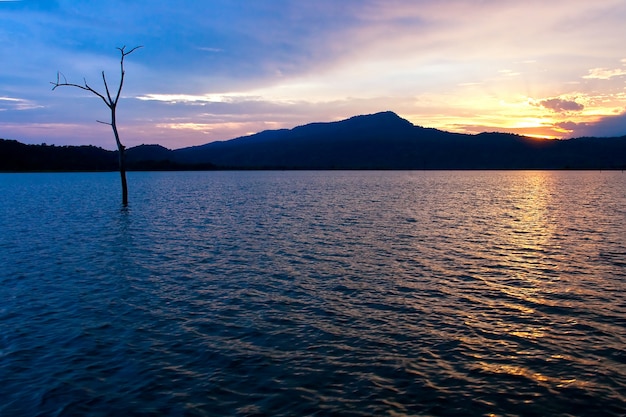 湖の夕日