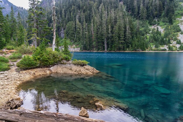 カナダの山々に囲まれた湖