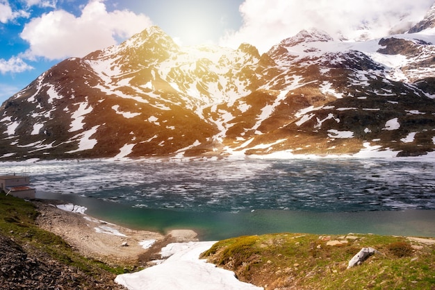 スイスの春の湖と氷アルプスの風景