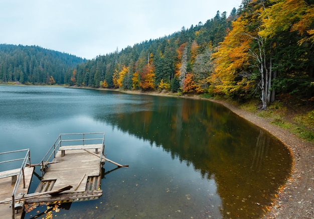 Synevyr湖の秋の景色