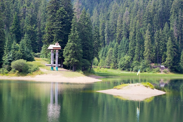 Lake Synevyr bij de Karpaten Oekraïne xA