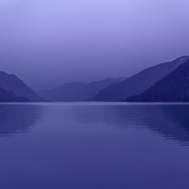 Lake Teletskoye Altai Republiek Siberië Rusland Blauwe heldere lucht en spiegel van meer Abstract landschap