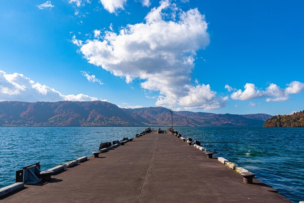 Photo lake towada lakeside pier in autumn towada hachimantai national park aomori prefecture japan