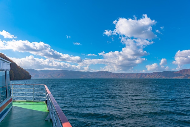 Photo lake towada sightseeing cruises fall foliage season towada hachimantai national park aomori japan