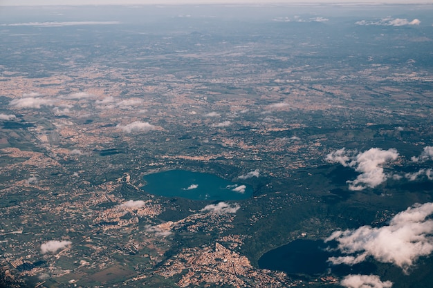 写真 飛行機の側面から見たイタリアのトラジメーノ湖