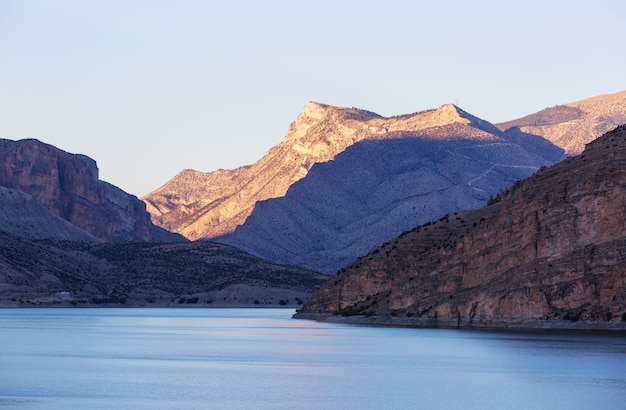 Lago in turchia. bellissimi paesaggi di montagna.