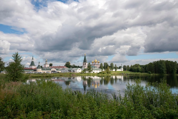 Valdayskoye 호수와 Valdai Iversky 수도원 Novgorod Oblast 러시아 Valdaysky 지구