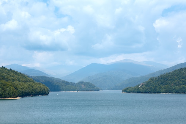 Lake Vidraru zomer bewolkt landschap (Roemenië).