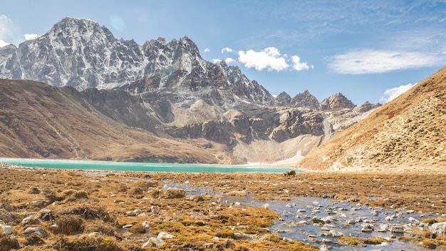 Vista lago nella regione dell'everest a dicembre