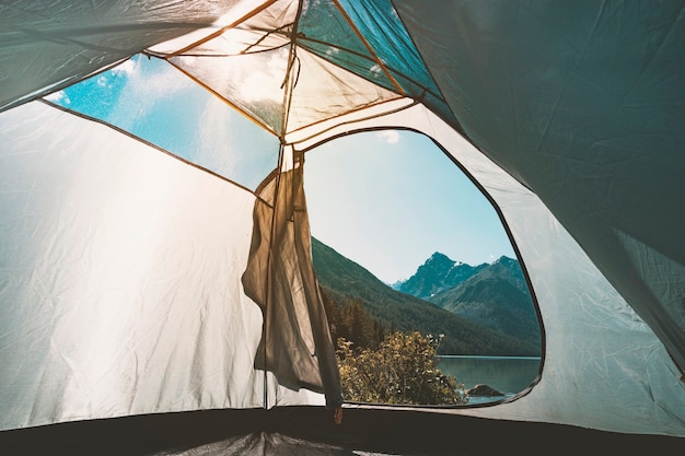 Foto vista lago dall'interno di una tenda. campeggio sul lago. luce del tramonto, riflesso lente. le montagne di catskill sono la destinazione più popolare per gli amanti delle strade panoramiche, delle piste ciclabili, del fogliame e della natura.