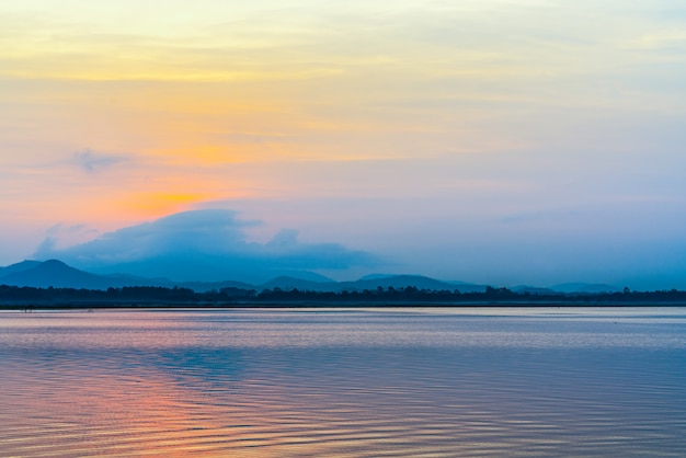 Vista lago e montagna con nebbia