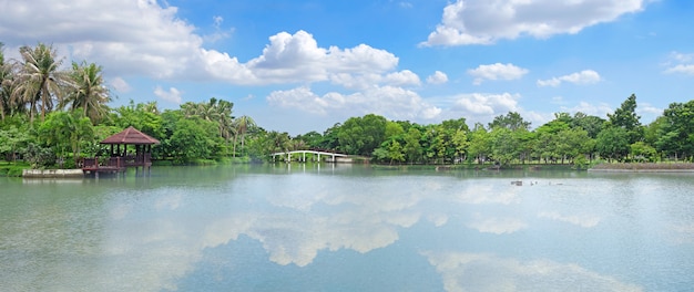 美しい明るい空と湖の景色