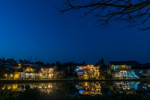 Foto lago e il villaggio a ban i-tong