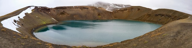 Foto lago in un cono di cenere vulcanica a krafla in islanda