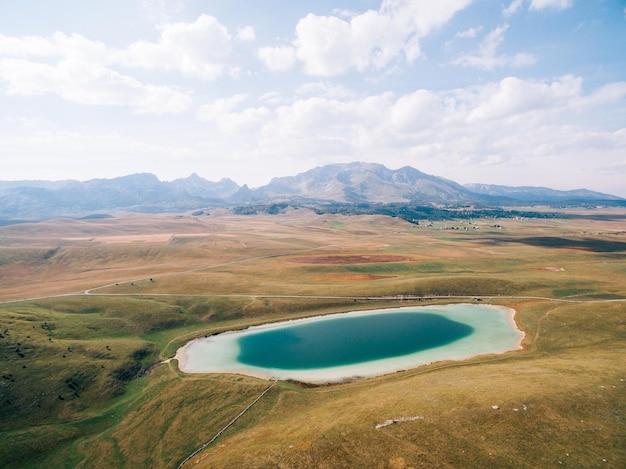 Lake vrazje in de vallei tegen de achtergrond van bergen montenegro drone