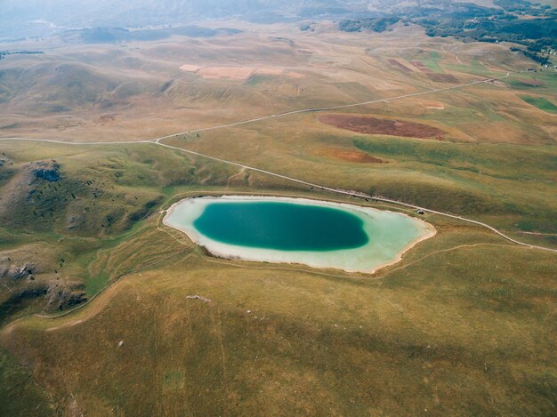 Lake vrazje in een vallei montenegro drone