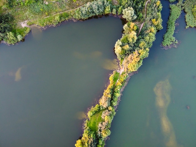 Lake water met eiland zomer landschap luchtbeeld eiland met groene bomen in zoetwater meer