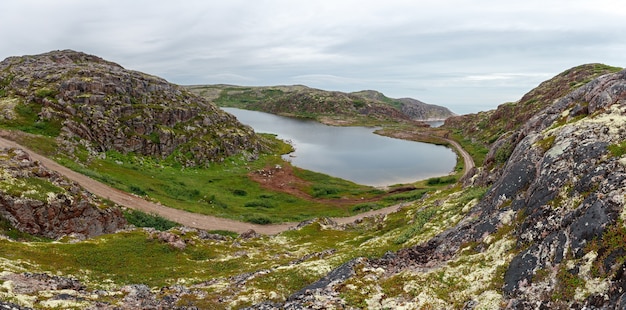 Photo lake with clean, fresh water on the shore of the barents sea. kola peninsula , russia