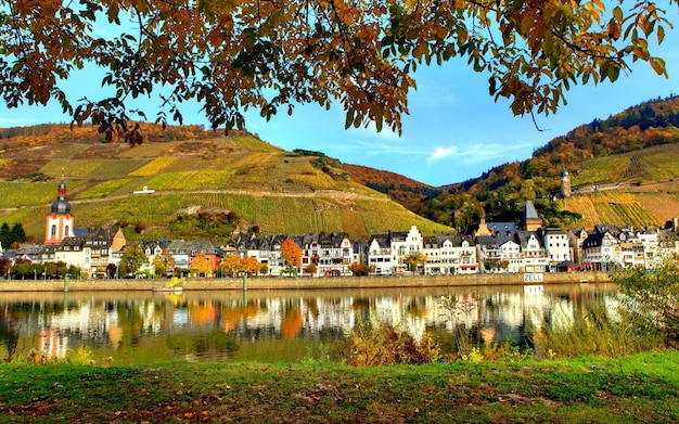 a lake with houses and a mountain in the background