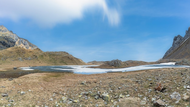 Lago con ultimo ghiaccio in primavera