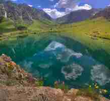 Photo a lake with a mountain in the background and a mountain in the background