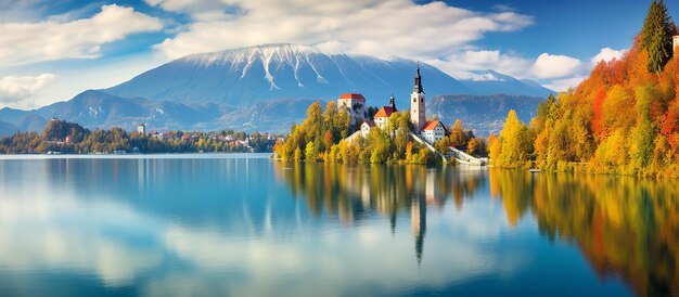 Photo a lake with a mountain in the background