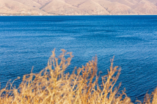 Photo a lake with a mountain in the background