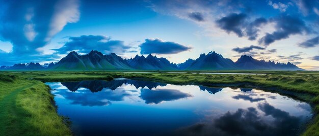 Photo a lake with mountains in the background and a cloudy sky