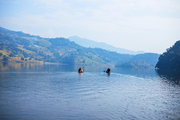 Foto un lago con le montagne sullo sfondo