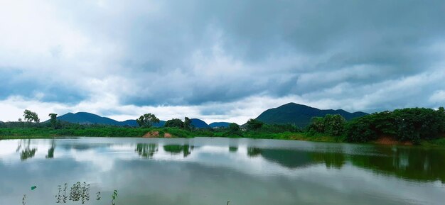 Photo a lake with mountains in the background