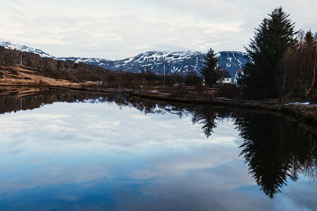 Photo a lake with mountains in the background