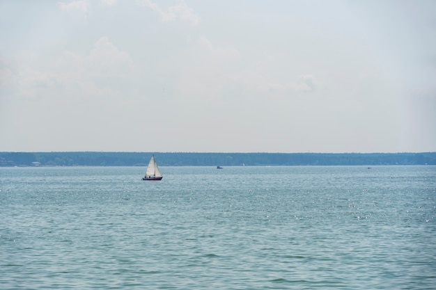 夏の朝に小さなボートで湖。