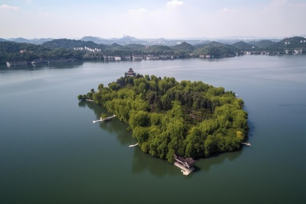 小さな島のある湖