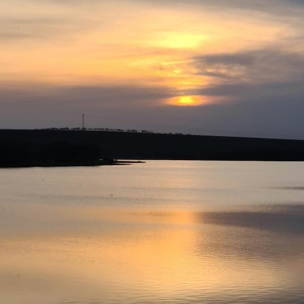 夕日と曇り空の湖