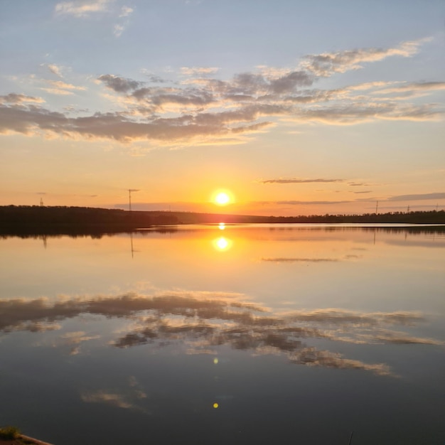 夕日と空が水面に映る湖。