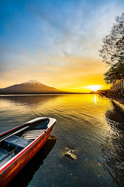 Озеро Яманака и гора Фудзи