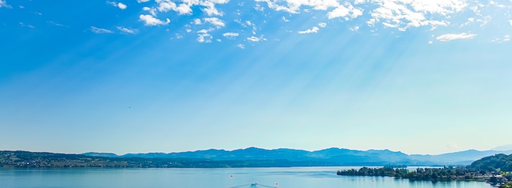 Photo lake zurich in wollerau canton of schwyz in switzerland zurichsee swiss mountains landscape blue wat...