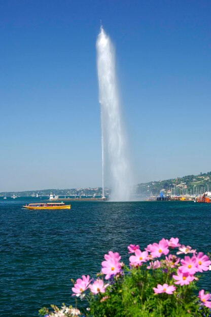 写真 ラ・ラード湖畔と大噴水 ジュネーブ スイス