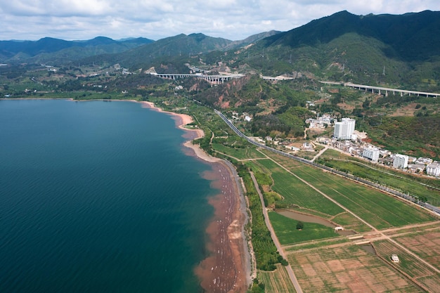 中国雲南省の撫仙湖の湖畔