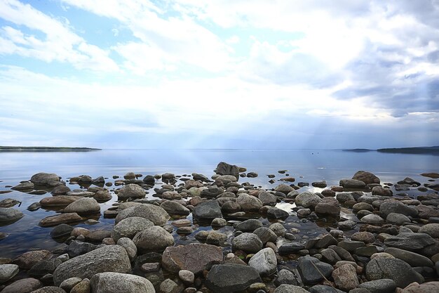 Vista estiva del paesaggio lacustre, natura del nord, ecologia della costa