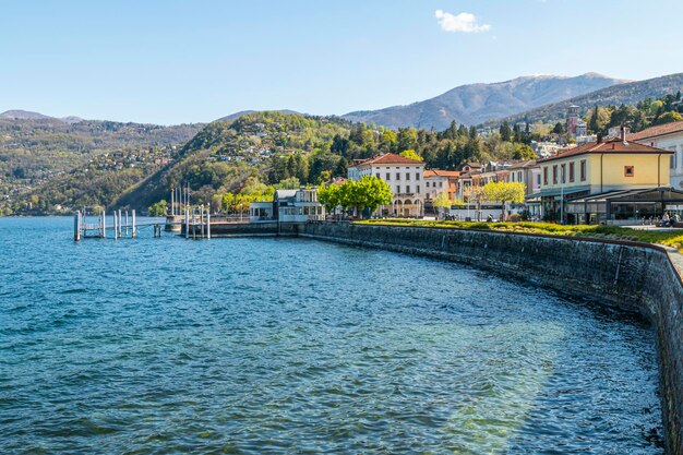 Foto la passeggiata sul lago a luino