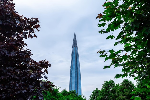 Lakhta Center는 러시아 상트페테르부르크에 있는 87층 고층 건물입니다.