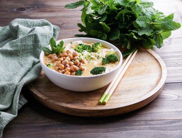 Laksa noedelsoep Met pompoen en broccoli, Thaise pikante soep