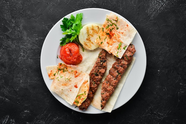 Lam Kebab Pita brood en kruiden Op een zwarte achtergrond Bovenaanzicht