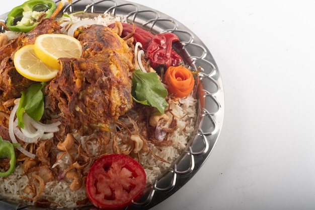 人気のサウジアラビア料理のご飯とラムの死骸肉で炊いた伝統的なサウジアラビアのご飯
