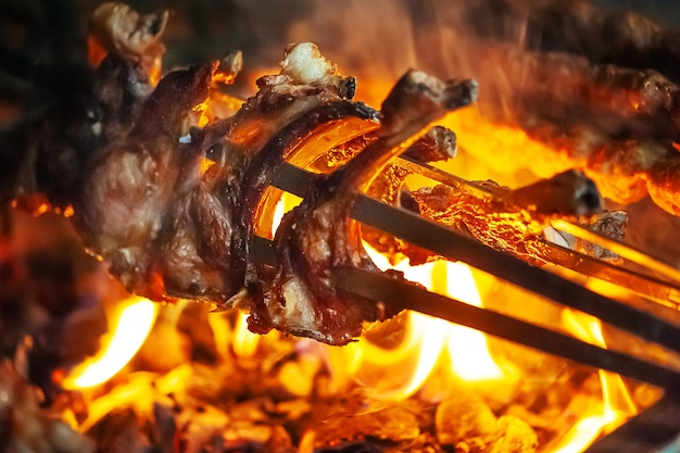 Photo lamb ribs roasted on fire