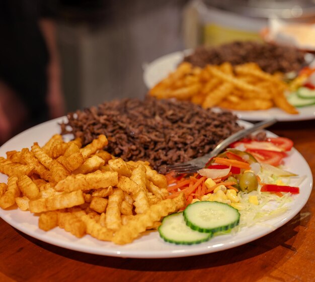 Lamb shawarma op een bord met friet en salade