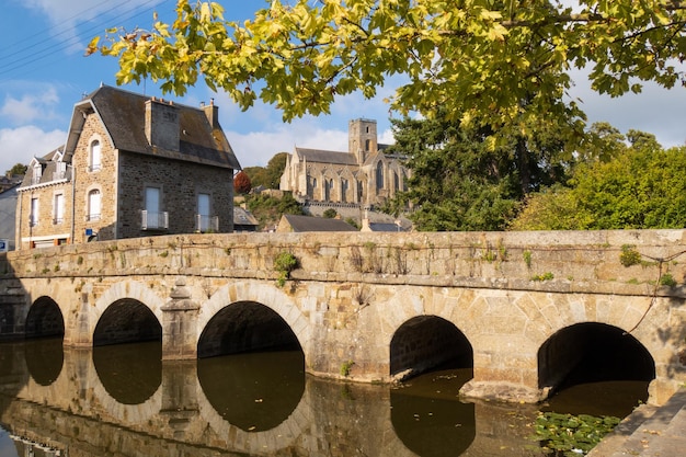 Lamballe stad, stenen brug en kerk, Bretagne, Frankrijk